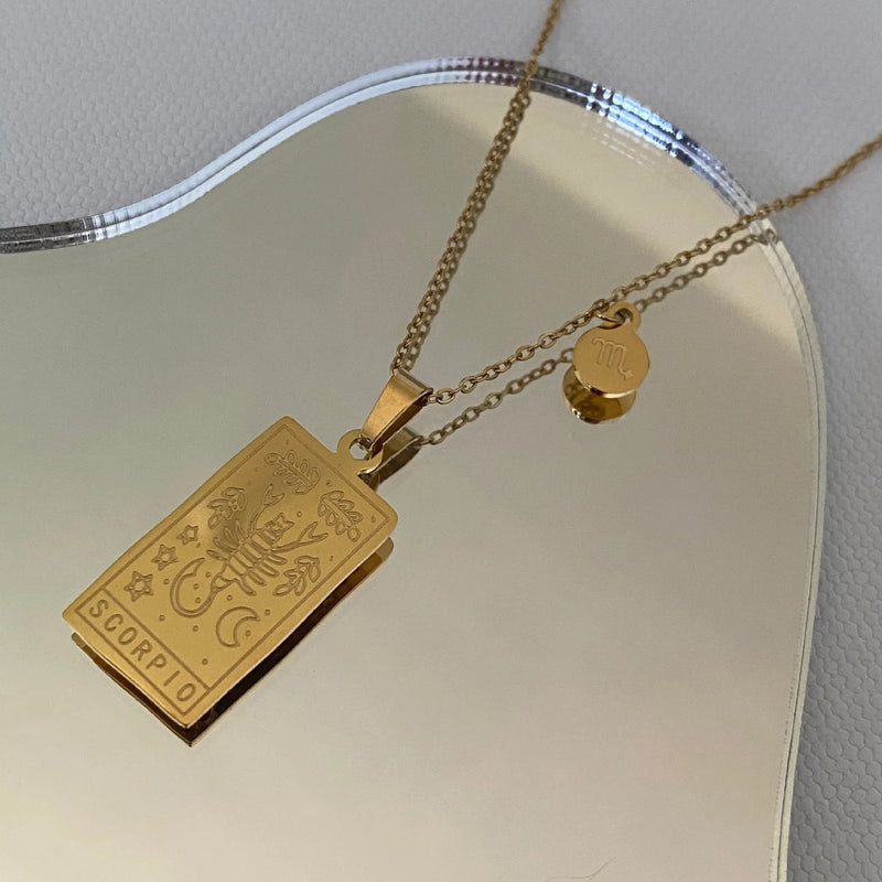 Descubra a elegância celestial com nosso Colar Zodíaco Dourado. Feito de aço inoxidável de alta qualidade, esse acessório vintage combina moda e astrologia, perfeito para presentear e expressar seu estilo único. Adorne-se com glamour cósmico, incorporando a tendência da moda astrologia em seu visual diário.