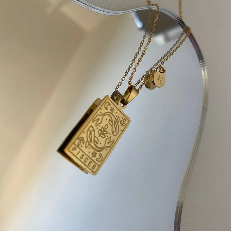 Descubra a elegância celestial com nosso Colar Zodíaco Dourado. Feito de aço inoxidável de alta qualidade, esse acessório vintage combina moda e astrologia, perfeito para presentear e expressar seu estilo único. Adorne-se com glamour cósmico, incorporando a tendência da moda astrologia em seu visual diário.