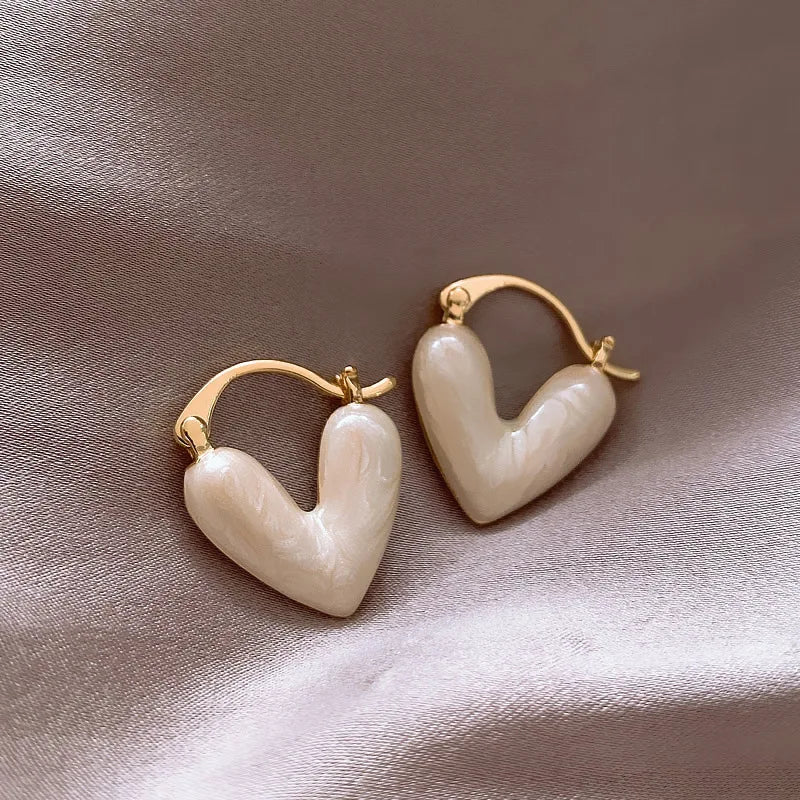 Descubra o encanto do Brinco Coração. Leve e elegante, é o acessório perfeito para mulheres que buscam sofisticação. Feito em metal de alta qualidade, é uma joia simples e versátil, ideal para expressar amor e estilo em qualquer ocasião. Aproveite hoje a promoção + frete grátis para todo o Brasil.