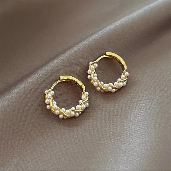 Descubra a Elegância Redefinida com os Brincos PérolaCírculo. Unindo Pérolas Clássicas e Design Geométrico Moderno, Eles São a Escolha Perfeita para Adicionar um Toque de Sofisticação. Feitos com Zinco de Qualidade, Garantem Durabilidade e Conforto. Seja para o Dia a Dia ou Ocasiões Especiais, Elegância Está Garantida!