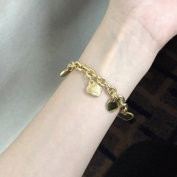 Descubra a Pulseira Feminina Dourada de Aço Inoxidável que encanta! Com Charme de Coração e design Trendy, é o acessório ideal para elevar seu estilo. Resistente e Luxuosa, a Pulseira de 20cm se adapta perfeitamente ao seu pulso. Uma peça Elegante e Fashion, perfeita para qualquer ocasião. Conquiste olhares.