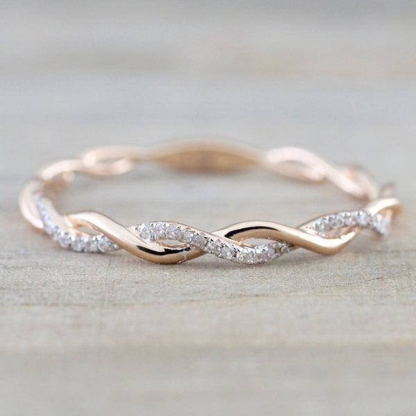 Descubra o Anel Twist Brilhante, o perfeito equilíbrio entre Elegância e Sofisticação. Escolha entre Ouro Rosé e Prateado, em Estilo Europeu e Americano. Feito de Liga de Estanho durável, este Anel Moda é o complemento ideal para qualquer look. Disponível em tamanhos variados e com uma largura sutil de 2mm.