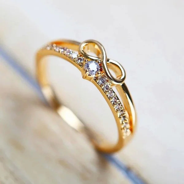 Descubra o encanto do Anel do Amor Infinito, uma peça romântica e elegante para noivados, casamentos e festas. Feito com materiais de Alta Qualidade, como Zinco e Prata, este Anel combina Design Moderno com Durabilidade. Adicione um toque de Glamour ao seu visual com este Anel. Compre agora e celebre o Amor Eterno!