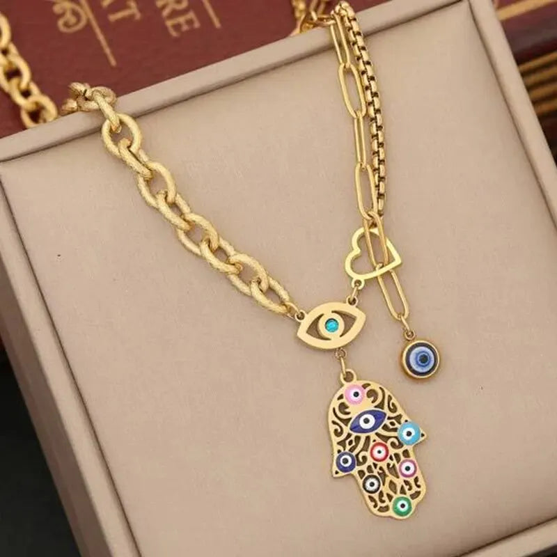 Descubra o Colar Mão De Fátima em Aço Inoxidável, com design Multicolorido e Dourado. Este Colar Feminino oferece Proteção e Estilo, sendo Resistente à Água, Durável e Hipoalergênico. Ideal para Festas e uso diário, combina Moda e Espiritualidade em uma peça única.