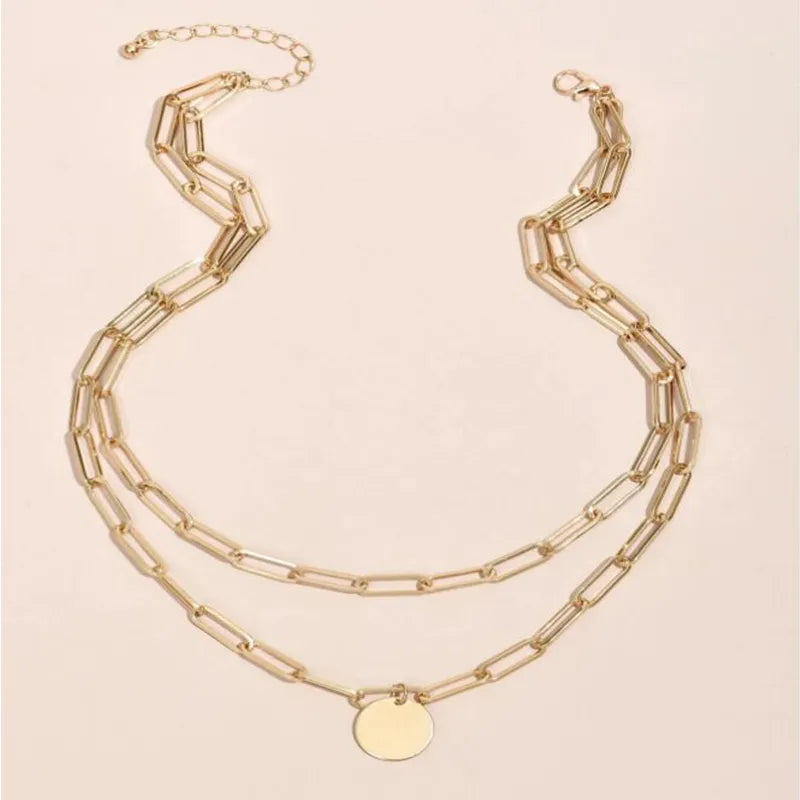 Descubra o Colar Multicamadas Vintage, a perfeita união entre Elegância e Design Atemporal. Feito em Liga de Zinco, este Colar é ideal para qualquer Festa ou ocasião especial. Com Pingente Redondo e Corrente Link, seu look será realçado por este acessório de Moda. A escolha perfeita para quem valoriza detalhes e estilo