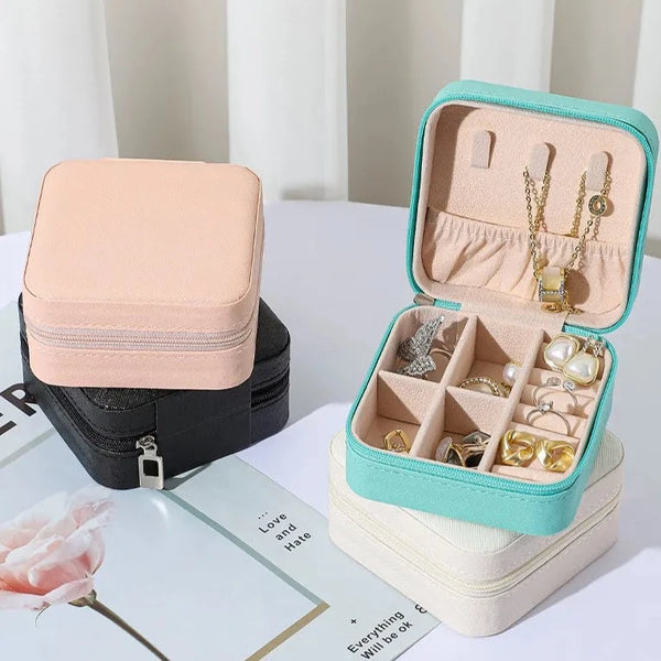 Descubra o Porta Joias Luxure! Elegante, Prático, e Ideal para Viagem. Organize suas Joias com Estilo. Cores Diversas, Design Moderno e Compacto. Um Organizador Feminino, Estiloso e Resistente que Transforma a Maneira como Você Guarda suas Preciosidades. Conquiste a Organização com Luxo e Praticidade Agora!