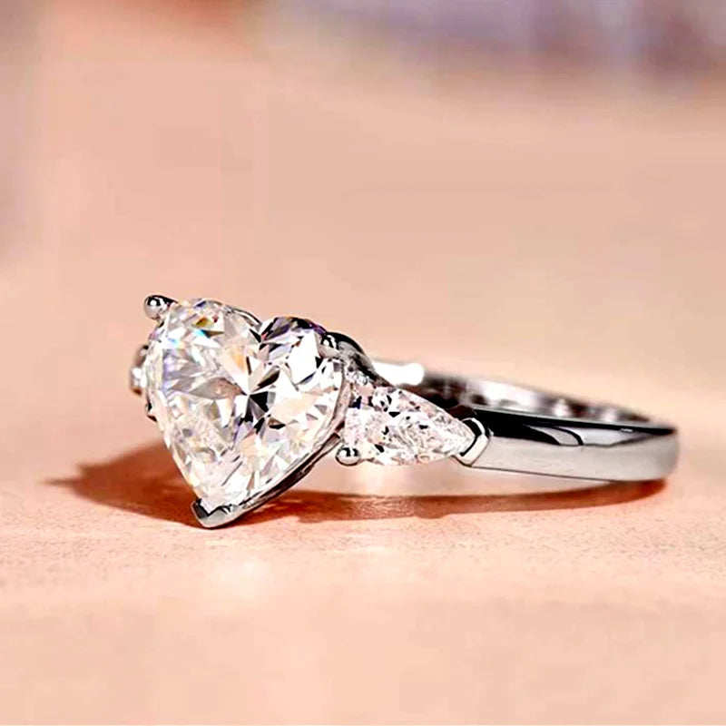 Descubra o encanto do Anel Zircônia Coração, uma joia refinada que combina moda delicada e elegância atemporal. Feito de latão durável e adornado com zircônia de alta qualidade, este anel é a escolha perfeita para mulheres que buscam um acessório versátil e exclusivo.