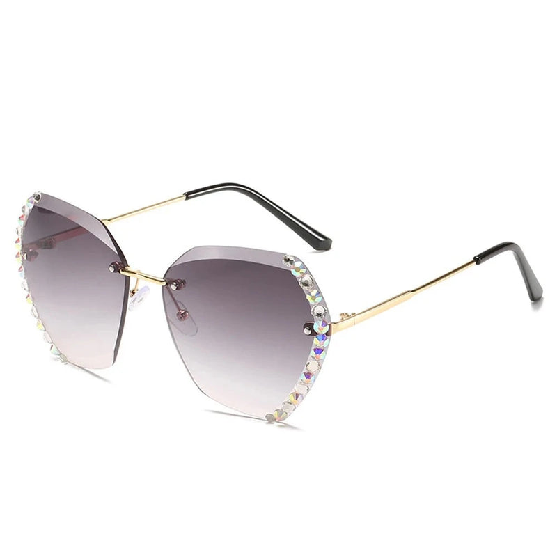 Descubra os Óculos de Sol Quadrados, ideais para quem busca um estilo vintage e autêntico. Com design Oversized e detalhes Diamond, esses óculos combinam moda e proteção UV400 para um look Fashion e cheio de glamour. Encontre na Glamure o acessório perfeito para destacar sua individualidade.