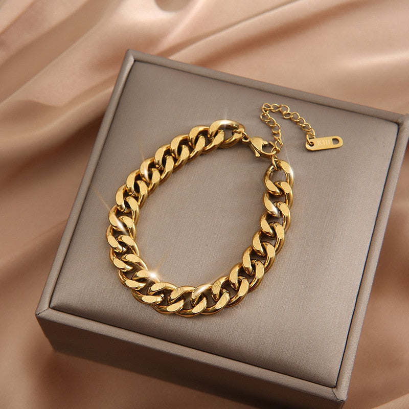 Descubra a verdadeira essência da sofisticação com esta Pulseira Geométrica. Feita de Aço Inoxidável 316L durável, este acessório não é apenas sobre beleza, mas também resistência. Com Estilo Trendy e Design Geométrico, é a escolha perfeita para momentos especiais. Garanta o seu!