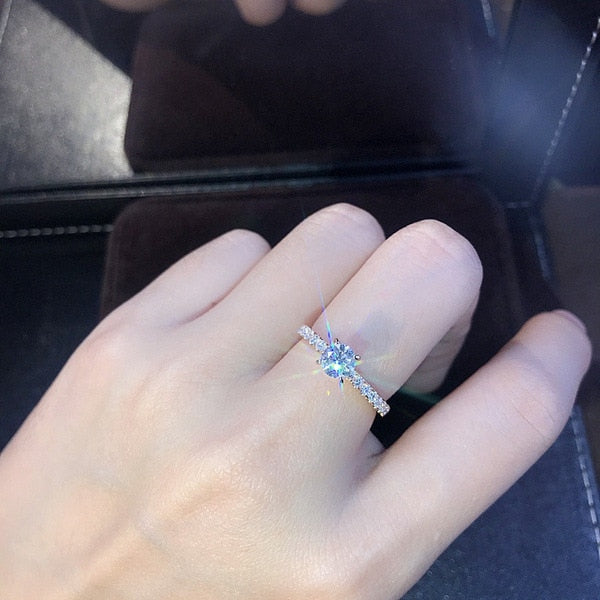 Descubra o Anel de Zircônia Cúbica perfeito para momentos especiais. Com um design Trendy e Redondo, este Anel de Cocktail é ideal para Noivados. Feito de Liga de Zinco durável e com uma largura de superfície de 4mm, destaca-se em qualquer ocasião. Combina perfeitamente com qualquer estilo.