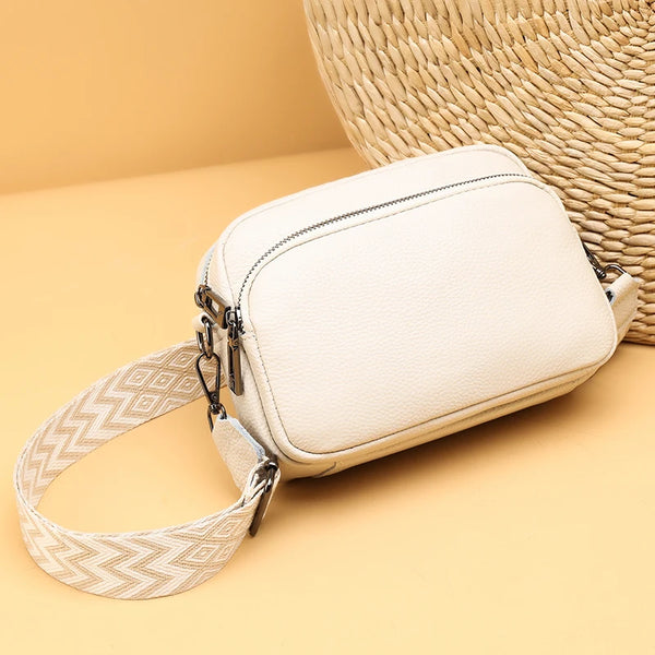 Descubra a elegância da Bolsa Transversal em Couro, um acessório versátil e durável para mulheres modernas. Feita com Couro Legítimo, essa Bolsa Daily é perfeita para o uso casual, proporcionando conforto e praticidade. Com design Fashion, esse item de alta qualidade combina estilo e sofisticação.