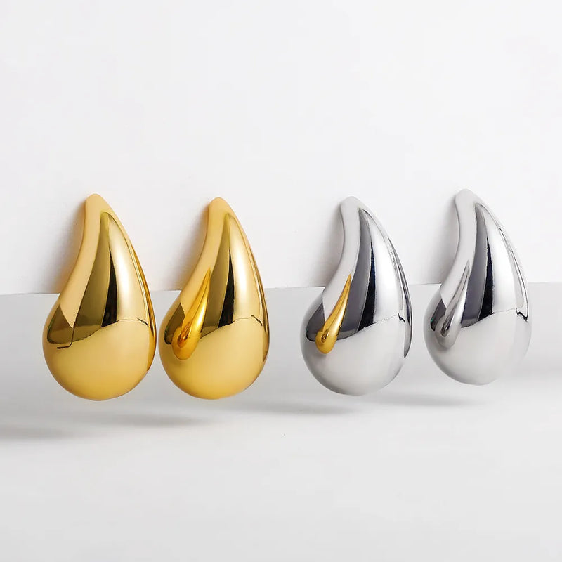 Descubra os Brincos Elegance, perfeitos para adicionar Luxo e Elegância ao seu look. Com design Gota Dourado, esses brincos são ideais para qualquer Festa ou evento Fashion. Estilo único, que combina Glamour e Modernidade, ideal para a mulher Charmosa. Brincos Elegance: a escolha certa para um visual de destaque.