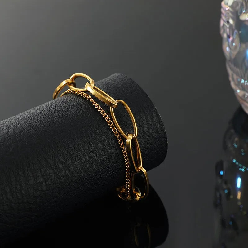 Descubra a pulseira dourada que une o estilo Hiphop e Rock. Feita em liga de zinco com corrente de aço inoxidável, oferece durabilidade sem igual. Seu design moderno e elegante é ideal para qualquer ocasião. Com fecho seguro e tamanho perfeito de 17+5cm, é a escolha certa para quem busca qualidade e estilo.