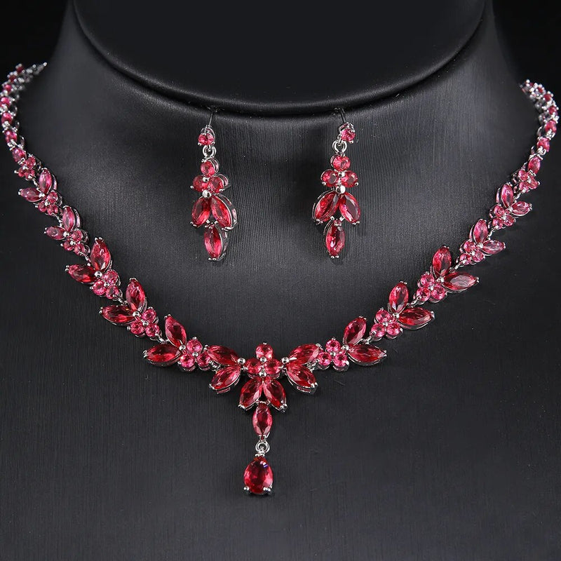Descubra o Conjunto Zircônia, um marco de elegância e sofisticação. Desenhado para mulheres modernas, este conjunto combina perfeitamente com ocasiões especiais. Seja uma festa, aniversário ou casamento, o brilho eterno da Zircônia realça sua beleza. Feito com cobre de alta qualidade e design geométrico exclusivo.