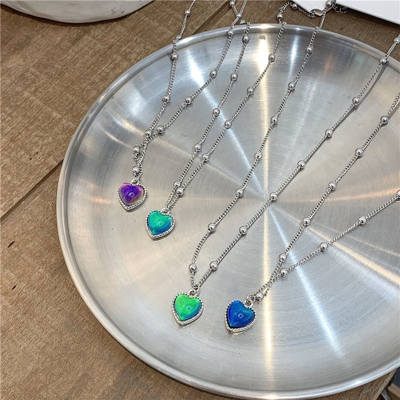 Descubra o Colar Coração Sensitivo que Muda com Seu Humor. Design Trendy e único, Pedra Sensível à Temperatura reflete suas emoções. Ideal para Festas, este Colar Fashion é o complemento perfeito. Confeccionado em Liga de Zinco, durabilidade garantida. Adicione estilo com este Pingente de Coração.