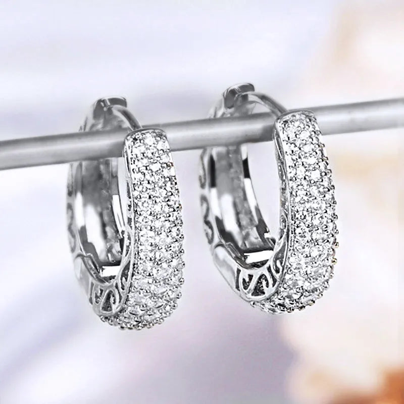 Descubra a sofisticação dos Brincos Luxuosos de Zircônia. Design Vazado em Ouro, esses brincos combinam Elegância e Estilo, elevando seu visual. Seja na Moda Fashion ou em eventos, esses Acessórios Femininos expressam Glamour e Versatilidade. Invista em Joias que celebram sua Singularidade.