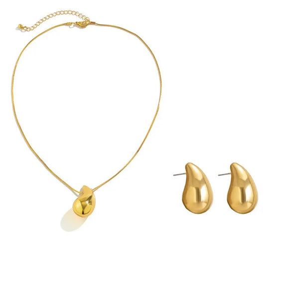 Descubra o Conjunto Gota Preciosa, perfeito para adicionar um toque de Elegância aos seus eventos. Este Conjunto Joias Vintage, incluindo Brincos Dourados e Colar Prateado, é ideal para destacar seu estilo em qualquer Festa. Elegante e atemporal, é a escolha certa para a mulher moderna.