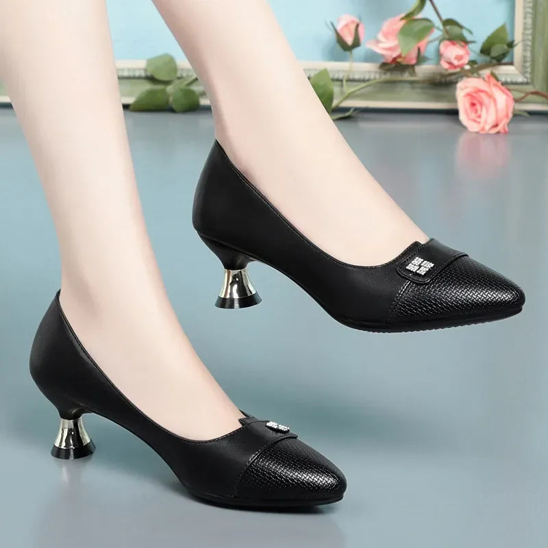 Scarpin Estilo Serena Glamure com Acabamento Refinado