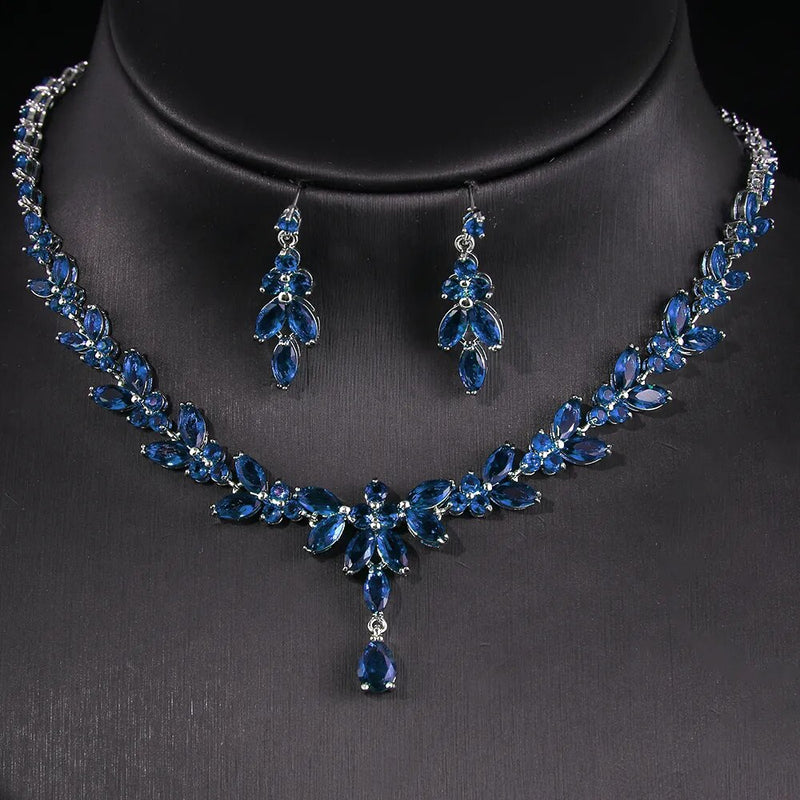 Descubra o Conjunto Zircônia, um marco de elegância e sofisticação. Desenhado para mulheres modernas, este conjunto combina perfeitamente com ocasiões especiais. Seja uma festa, aniversário ou casamento, o brilho eterno da Zircônia realça sua beleza. Feito com cobre de alta qualidade e design geométrico exclusivo.