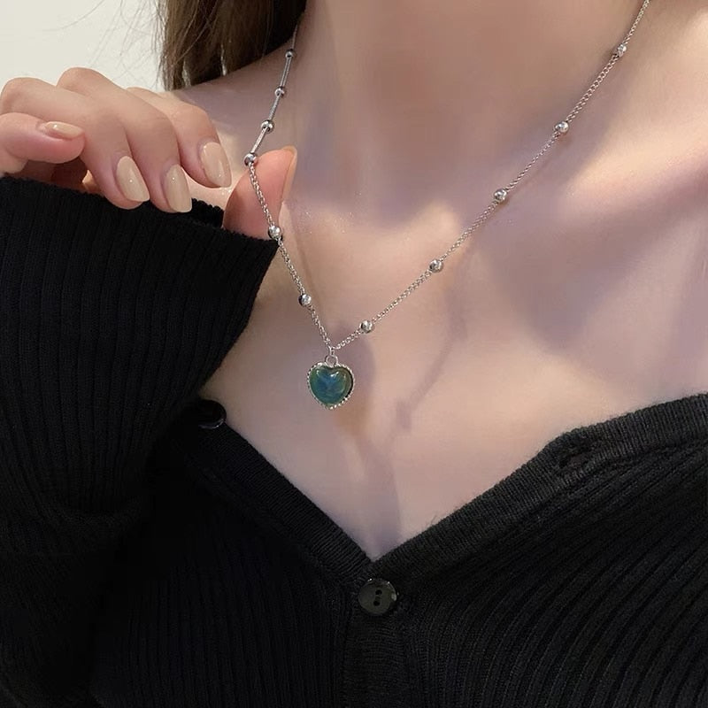 Descubra o Colar Coração Sensitivo que Muda com Seu Humor. Design Trendy e único, Pedra Sensível à Temperatura reflete suas emoções. Ideal para Festas, este Colar Fashion é o complemento perfeito. Confeccionado em Liga de Zinco, durabilidade garantida. Adicione estilo com este Pingente de Coração.
