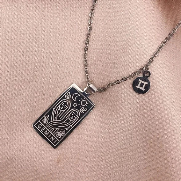 Descubra a elegância celestial com nosso Colar Zodíaco Dourado. Feito de aço inoxidável de alta qualidade, esse colar vintage combina moda e astrologia, perfeito para presentear e expressar seu estilo único. Adorne-se com glamour cósmico, incorporando a tendência da moda astrologia em seu visual diário.