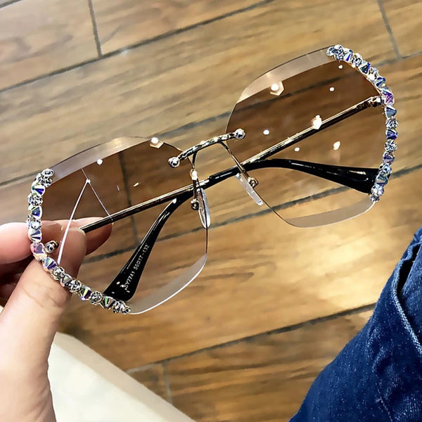 Descubra os Óculos de Sol Quadrados, ideais para quem busca um estilo vintage e autêntico. Com design Oversized e detalhes Diamond, esses óculos combinam moda e proteção UV400 para um look Fashion e cheio de glamour. Encontre na Glamure o acessório perfeito para destacar sua individualidade.