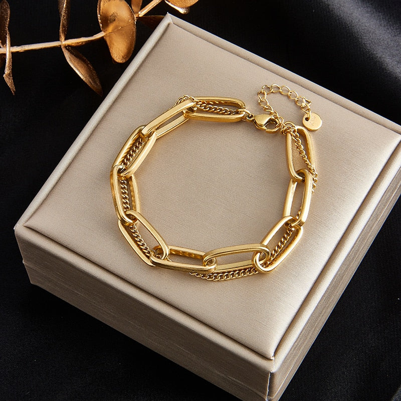 Descubra a verdadeira essência da sofisticação com esta Pulseira Geométrica. Feita de Aço Inoxidável 316L durável, este acessório não é apenas sobre beleza, mas também resistência. Com Estilo Trendy e Design Geométrico, é a escolha perfeita para momentos especiais. Garanta o seu!