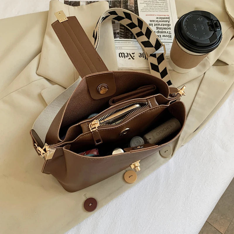 Descubra a versatilidade incomparável da Bolsa Fashion, projetada para a mulher moderna. Confeccionada com qualidade premium, essa bolsa bucket proporciona uma fusão perfeita entre moda urbana e durabilidade duradoura. Adquira já e eleve seu estilo com a Glamure, onde cada peça é uma expressão de sofisticação.