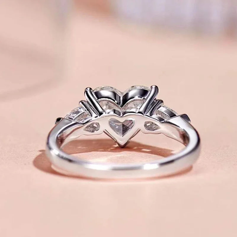 Descubra o encanto do Anel Zircônia Coração, uma joia refinada que combina moda delicada e elegância atemporal. Feito de latão durável e adornado com zircônia de alta qualidade, este anel é a escolha perfeita para mulheres que buscam um acessório versátil e exclusivo.