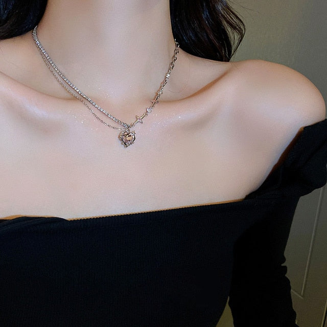 Descubra o Colar Coração Sensitivo que Muda com Seu Humor. Design Trendy e único, Pedra Sensível à Temperatura reflete suas emoções. Ideal para Festas, este Colar Fashion é o complemento perfeito. Confeccionado em Liga de Zinco, durabilidade garantida. Adicione estilo com este Pingente de Coração.