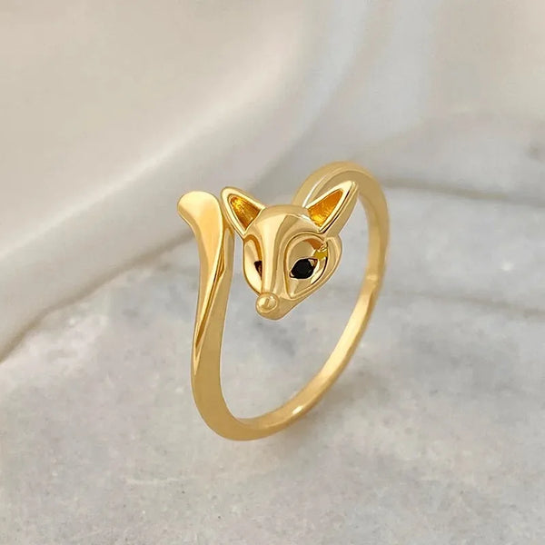 O Anel Raposa Encantada é um Anel Feminino e Masculino de Aço Inox, resistente e hipoalergênico. Versátil, confortável e durável, é ideal para todas as ocasiões. Este Anel Animal com design elegante e ajustável é o presente perfeito para quem busca estilo e sofisticação.