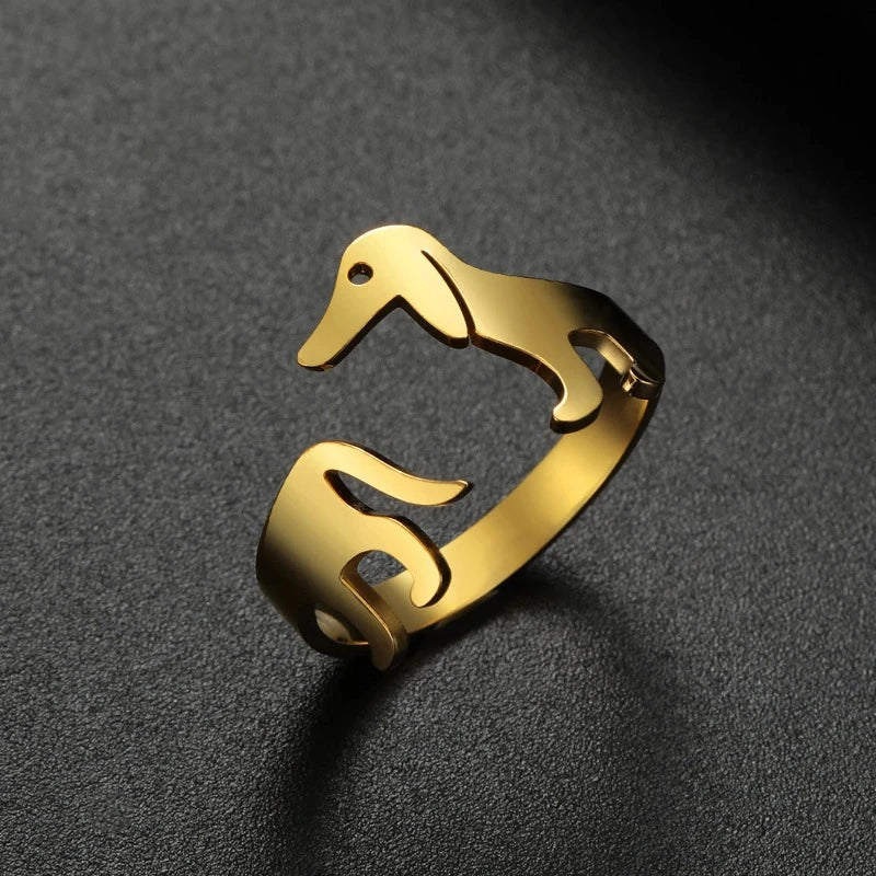Descubra o encanto do Anel Basset Dog Charmoso, perfeito para quem ama cachorros. Feito de aço inoxidável hipoalergênico, este anel ajustável é uma escolha elegante e durável. Celebre seu amor pelos animais com estilo! Compre hoje com frete grátis e desconto pagando no PIX!