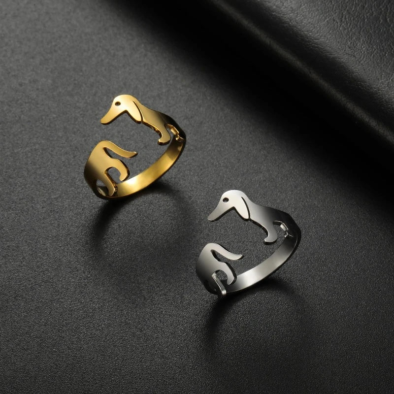 Descubra o encanto do Anel Basset Dog Charmoso, perfeito para quem ama cachorros. Feito de aço inoxidável hipoalergênico, este anel ajustável é uma escolha elegante e durável. Celebre seu amor pelos animais com estilo! Compre hoje com frete grátis e desconto pagando no PIX!