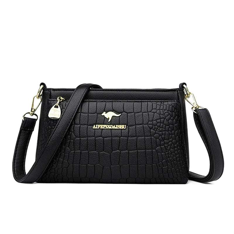 Descubra a sofisticação da Bolsa Luxo Ônix, uma expressão única de Elegância e Versatilidade. Confeccionada em Microfiber de Alta Qualidade, esta bolsa Designer combina o Casual com a Durabilidade. Seja única com a Bolsa Crossbody Ônix da Glamure, uma escolha de Estilo e Alta Qualidade para a mulher moderna.