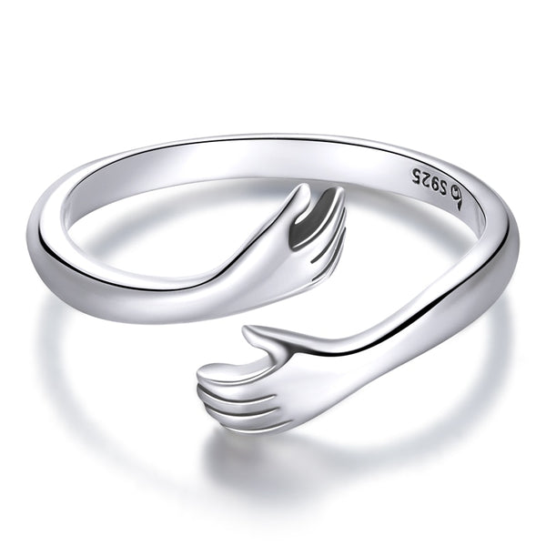 Descubra a beleza do Anel Ajustável em Prata 925. Com design que simboliza o calor do Abraço Eterno, é a joia perfeita para expressar carinho e elegância. Hipoalergênico, se adapta ao seu dedo com conforto. Ideal para ocasiões especiais ou uso diário. Design inovador e qualidade garantida! Transforme seu estilo.