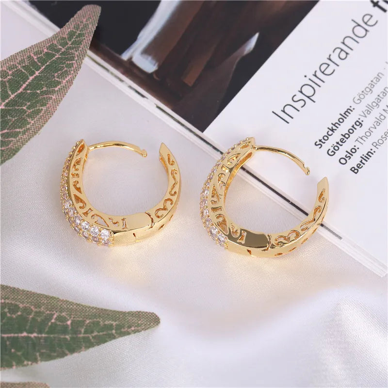 Descubra a sofisticação dos Brincos Luxuosos de Zircônia. Design Vazado em Ouro, esses brincos combinam Elegância e Estilo, elevando seu visual. Seja na Moda Fashion ou em eventos, esses Acessórios Femininos expressam Glamour e Versatilidade. Invista em Joias que celebram sua Singularidade.