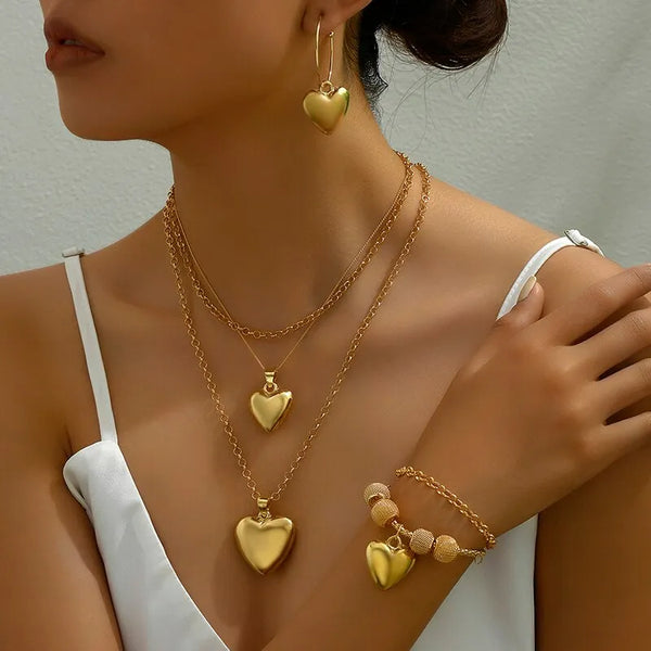 Um Conjunto perfeito para expressar seu Estilo Feminino. Com Colar, Brincos e Pulseira, este Conjunto de Joias Coração é uma escolha Elegante para ocasiões especiais e Glamour diário, proporcionando um toque de Brilho Sutil. Escolha a Elegância com este Conjunto Feminino, ideal também como Presente Especial.