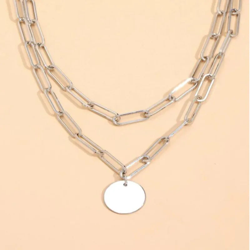 Descubra o Colar Multicamadas Vintage, a perfeita união entre Elegância e Design Atemporal. Feito em Liga de Zinco, este Colar é ideal para qualquer Festa ou ocasião especial. Com Pingente Redondo e Corrente Link, seu look será realçado por este acessório de Moda. A escolha perfeita para quem valoriza detalhes e estilo