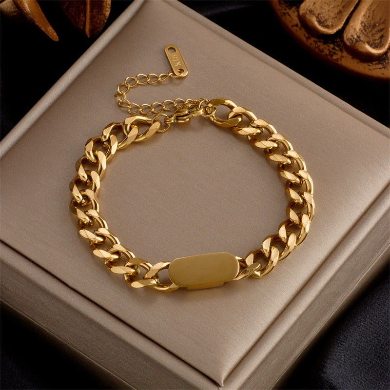 Descubra a verdadeira essência da sofisticação com esta Pulseira Geométrica. Feita de Aço Inoxidável 316L durável, este acessório não é apenas sobre beleza, mas também resistência. Com Estilo Trendy e Design Geométrico, é a escolha perfeita para momentos especiais. Garanta o seu!