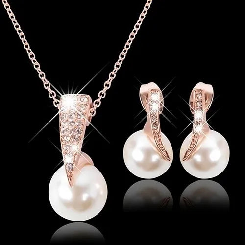 Descubra a Elegância de um Conjunto de Joias Exclusivo. Pérola Simulada de Alta Qualidade, Brincos e Colar Radiantes. Ideal para Festas, Noivas e Presentes Elegantes. Durabilidade e Brilho em Liga de Zinco. Destaque-se com Estilo e Sofisticação. Adquira o Seu!