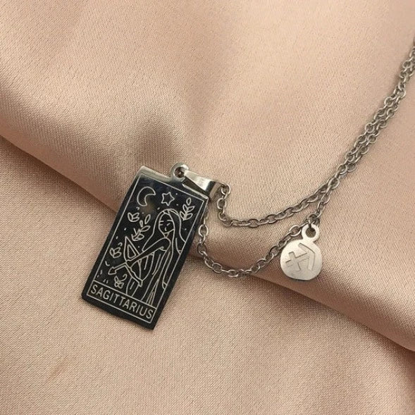 Descubra a elegância celestial com nosso Colar Zodíaco Dourado. Feito de aço inoxidável de alta qualidade, esse colar vintage combina moda e astrologia, perfeito para presentear e expressar seu estilo único. Adorne-se com glamour cósmico, incorporando a tendência da moda astrologia em seu visual diário.
