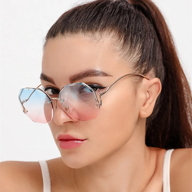 A elegância encontra a proteção com os Óculos Elegantes! Com Proteção UV400 e design sofisticado, são a escolha ideal para a mulher contemporânea. As lentes TAC garantem conforto visual, enquanto o estilo quadrado adiciona um toque de luxo. Sua elegância é elevada, e cada olhar se torna um statement de moda!