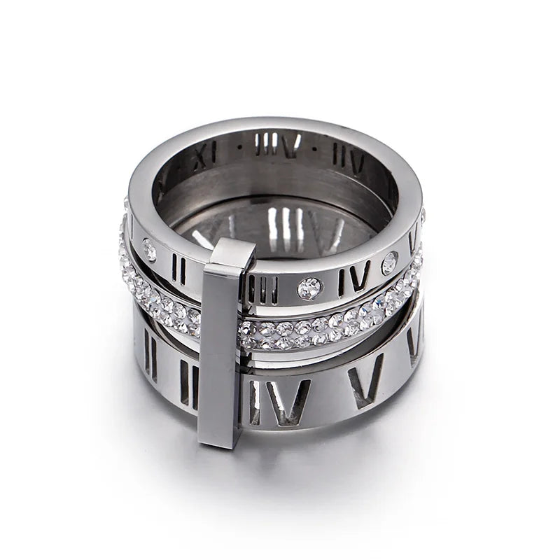 Descubra o ANEL TRÊS CAMADAS Zircônia Romana, uma expressão de ELEGÂNCIA e sofisticação. Feito com aço inoxidável de ALTA QUALIDADE e detalhes em Zircônia, este anel é perfeito para qualquer ocasião. Disponível em cores como Ouro, Prata e Rosé, é a escolha ideal para quem busca um ANEL VERSÁTIL e durável.