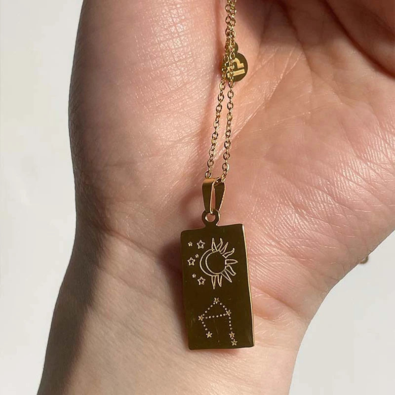 Descubra a elegância celestial com nosso Colar Zodíaco Dourado. Feito de aço inoxidável de alta qualidade, esse acessório vintage combina moda e astrologia, perfeito para presentear e expressar seu estilo único. Adorne-se com glamour cósmico, incorporando a tendência da moda astrologia em seu visual diário.