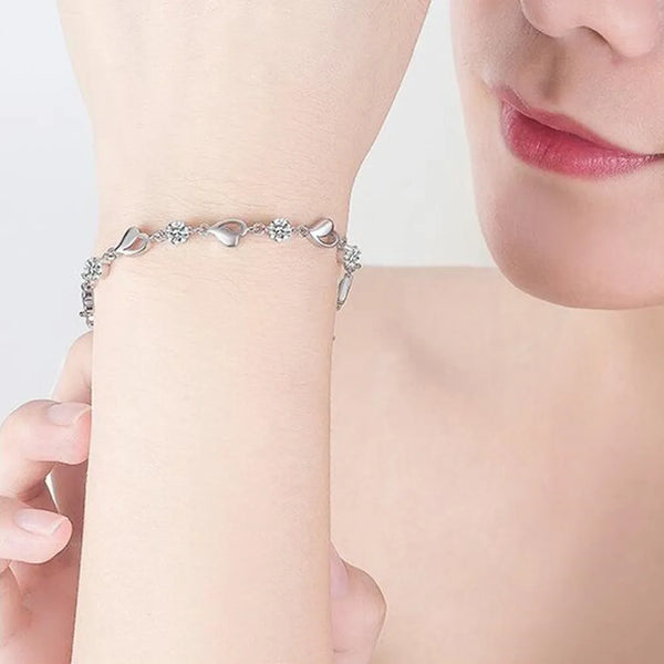 Descubra a elegância feminina com a Pulseira Prata 925 Coração Encantado Zircônia. Feita para mulheres que valorizam sofisticação, esta pulseira é adornada com um encantador coração de zircônia. Perfeita para diversas ocasiões, esta pulseira é um acessório fino e delicado que complementa qualquer estilo. 