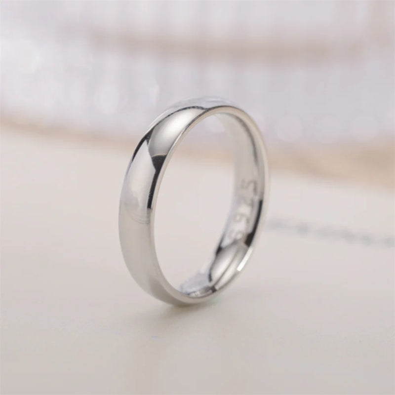 Anel banhado em Ouro 18k e aço inoxidável traz requinte singular para celebrar seu Casamento e compromisso eterno com muito estilo. Aliança impecável combina Elegante design exclusivo com impressionante Durabilidade para acompanhá-la por toda vida.