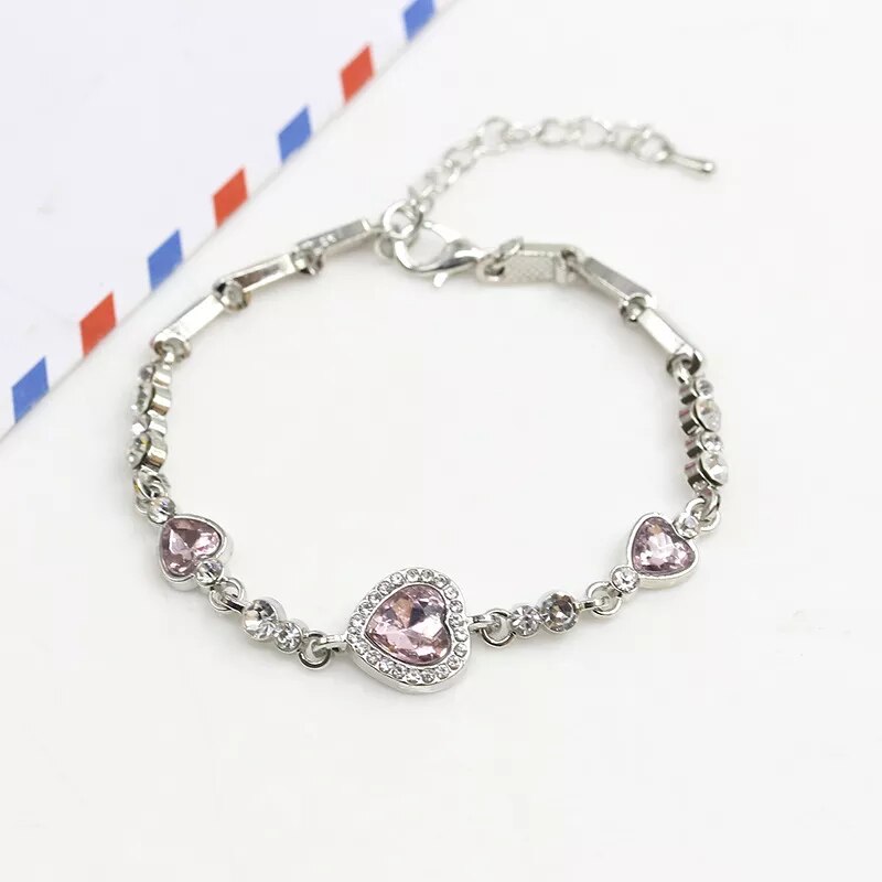 Descubra a Pulseira Encanto do Mar, a joia que une Elegância, Beleza e Estilo em um design exclusivo. Adornada com um Cristal Azul reluzente e banho de Prata refinada, cada detalhe é um toque de Luxo ao seu look. Ideal para Presente, esta Pulseira é o símbolo de Sofisticação e Requinte que toda mulher deseja possuir.