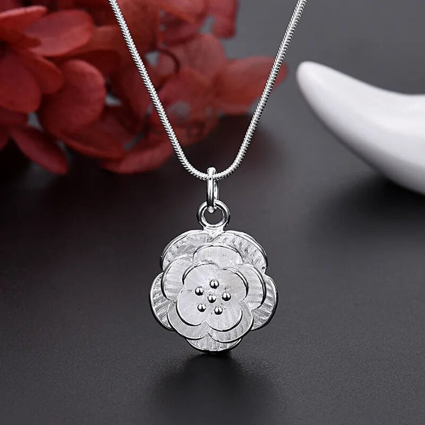 Descubra a Elegância Redefinida com o Conjunto Prata! Composto por Prata 925 e um Design Floral Encantador, É a Escolha Perfeita para Adicionar um Toque de Luxo a Qualquer Look. Ideal para Ocasiões Especiais ou para Elevar Seu Estilo Diário. Experimente o Charme e que Só o Conjunto Prata Elegância Pode Oferecer! 