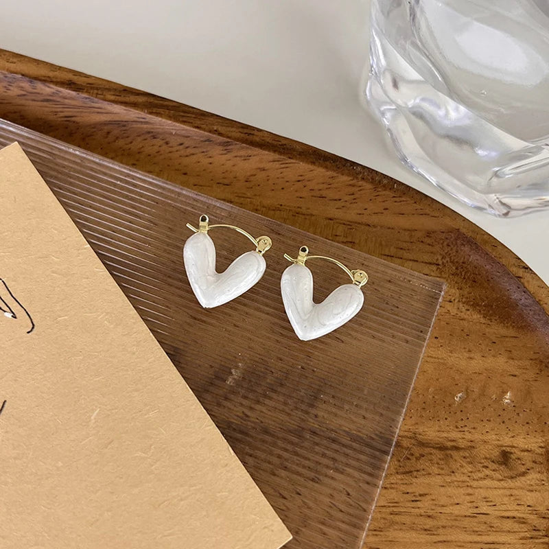 Descubra o encanto do Brinco Coração. Leve e elegante, é o acessório perfeito para mulheres que buscam sofisticação. Feito em metal de alta qualidade, é uma joia simples e versátil, ideal para expressar amor e estilo em qualquer ocasião. Aproveite hoje a promoção + frete grátis para todo o Brasil.