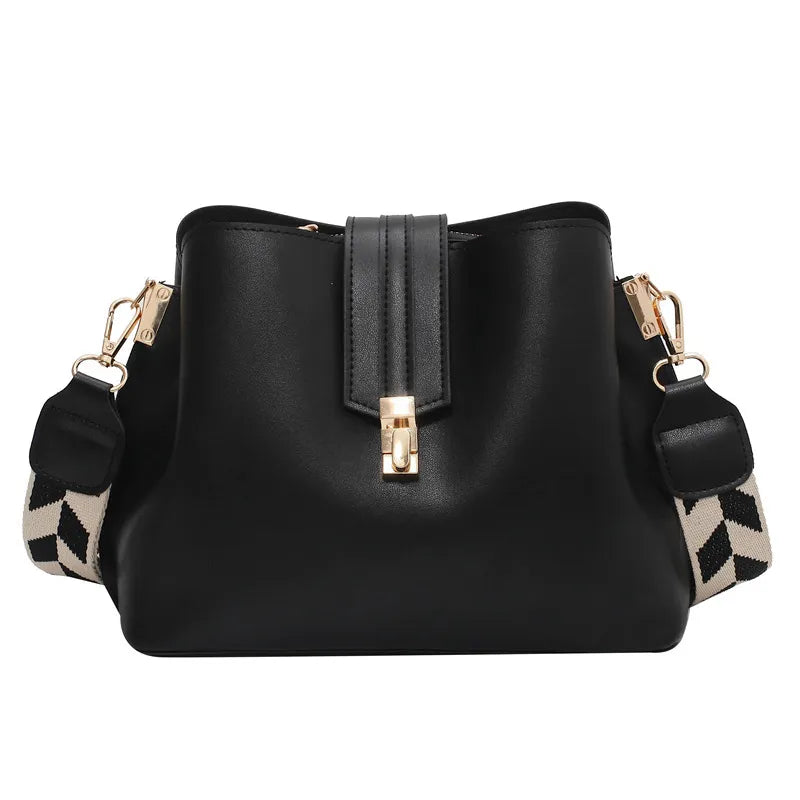 Descubra a versatilidade incomparável da Bolsa Fashion, projetada para a mulher moderna. Confeccionada com qualidade premium, essa bolsa bucket proporciona uma fusão perfeita entre moda urbana e durabilidade duradoura. Adquira já e eleve seu estilo com a Glamure, onde cada peça é uma expressão de sofisticação.